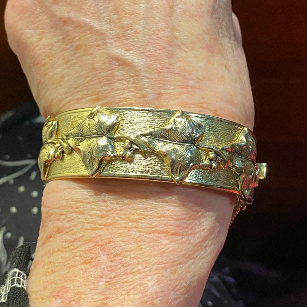 Beautiful VTG Whiting Davis hinged gold bangle bracelet,grapevine,leaves/grapes